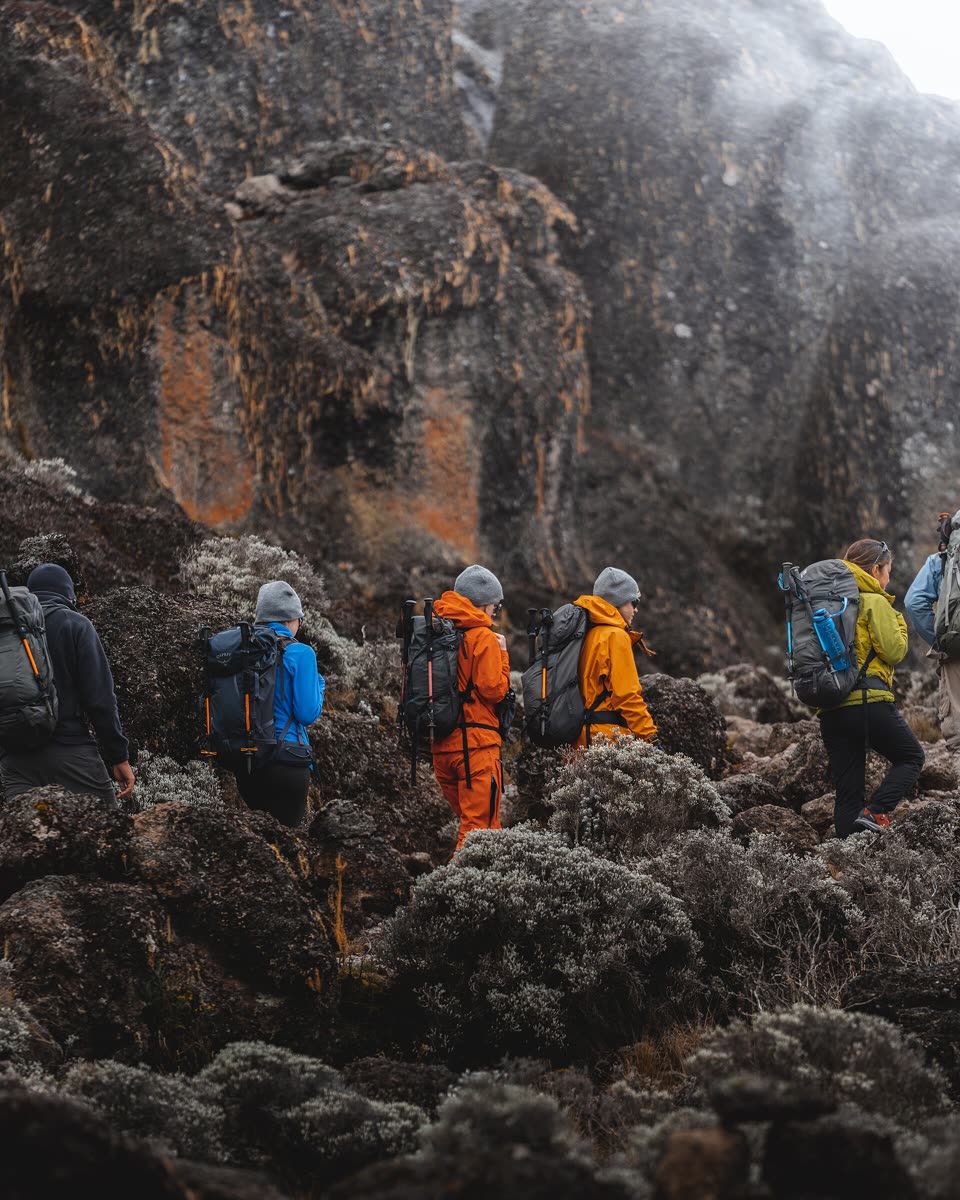 Des randonneurs dans la vallée de Barranco, sur un des chemins du sommet.
