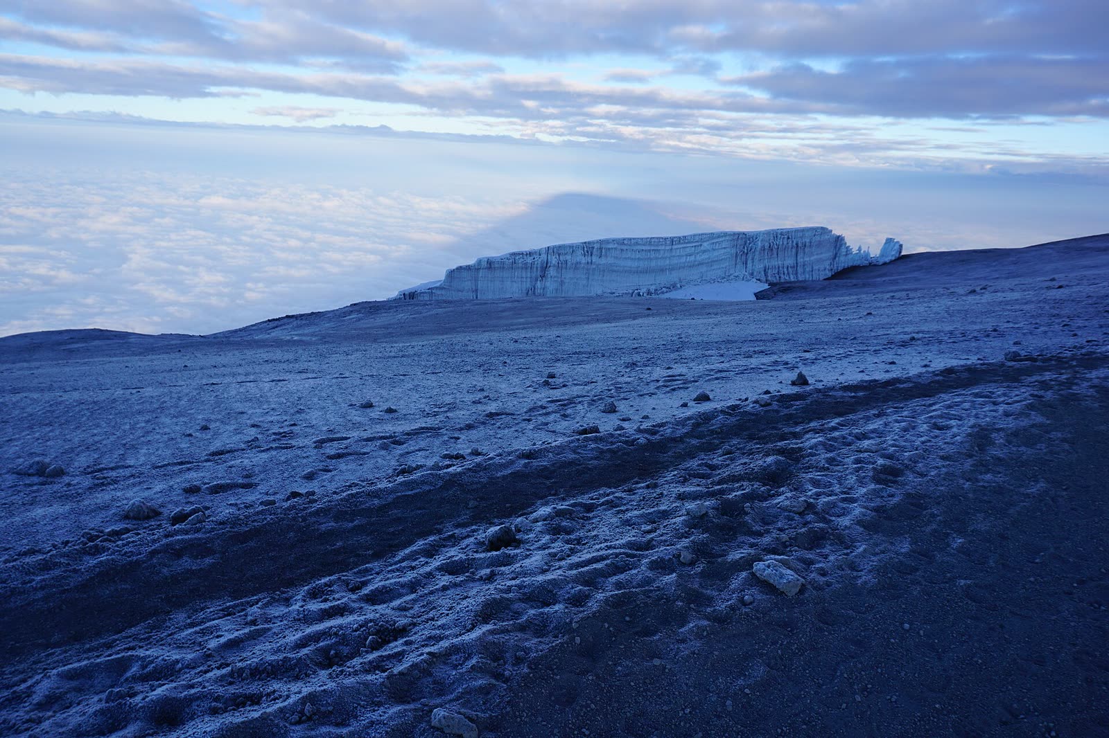 Un glacier du sommet au lever du soleil.
